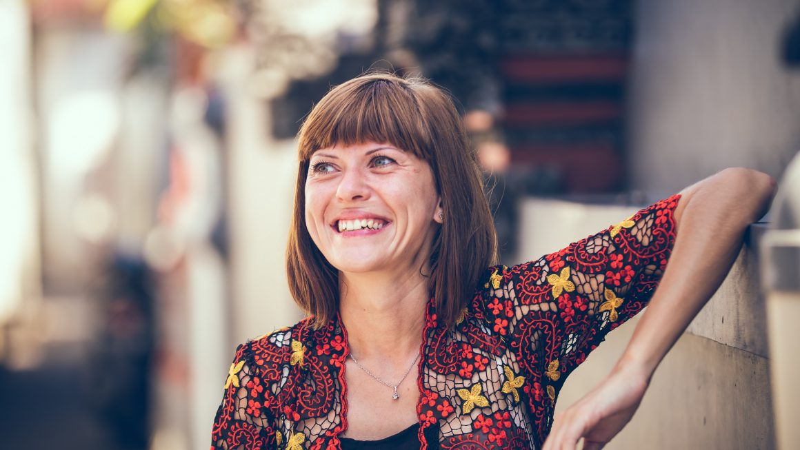 Une femme de 50 ans avec une belle peau souriant