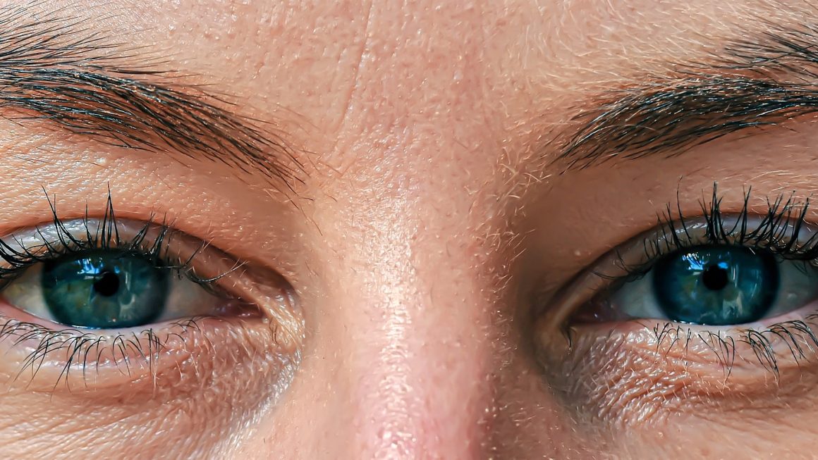 Les yeux bleus d'une personne de 50 ans