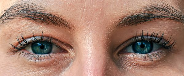 Comment se maquiller les yeux bleus après 50 ans ?